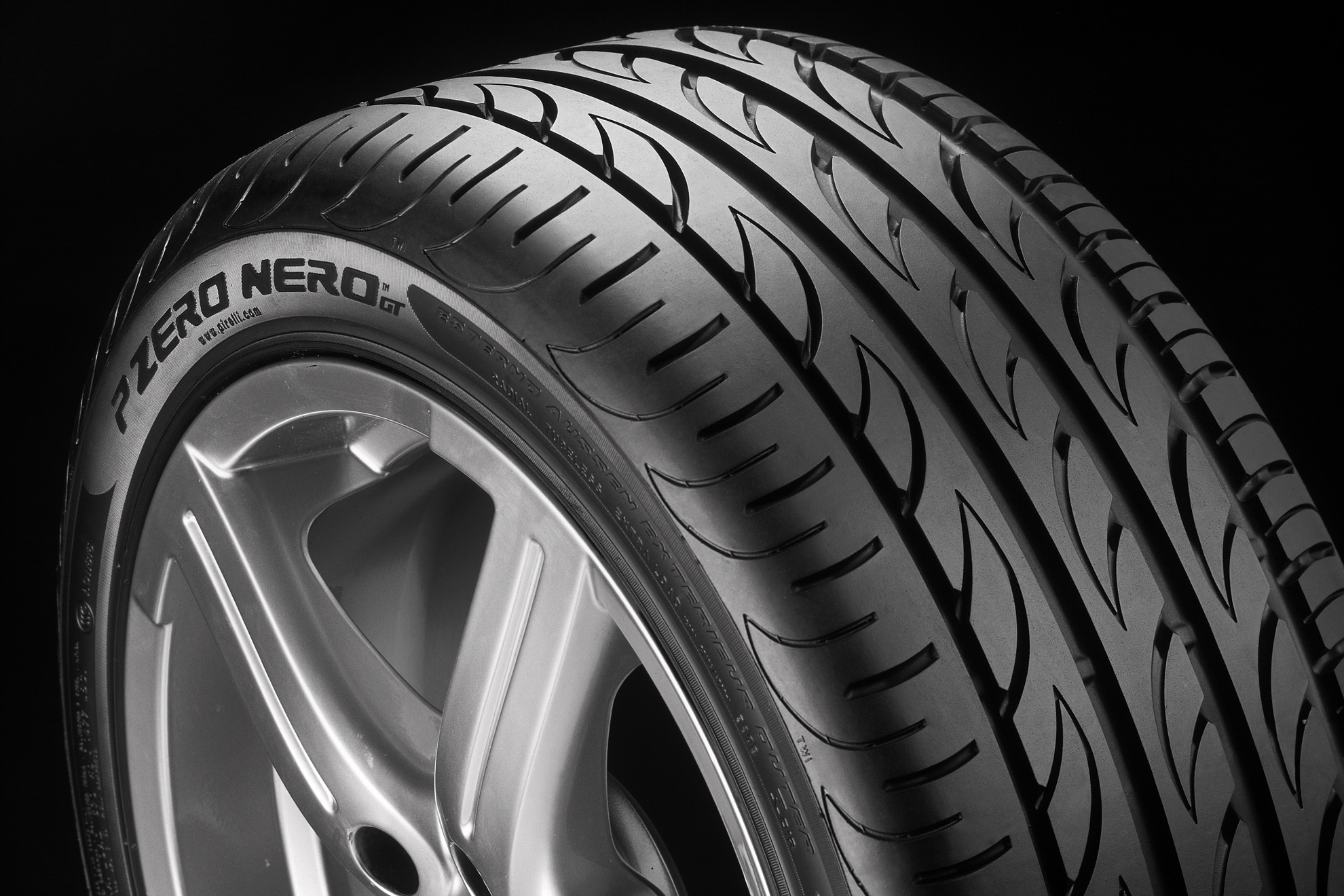 Download this Pirelli Tyres Zero Nero picture